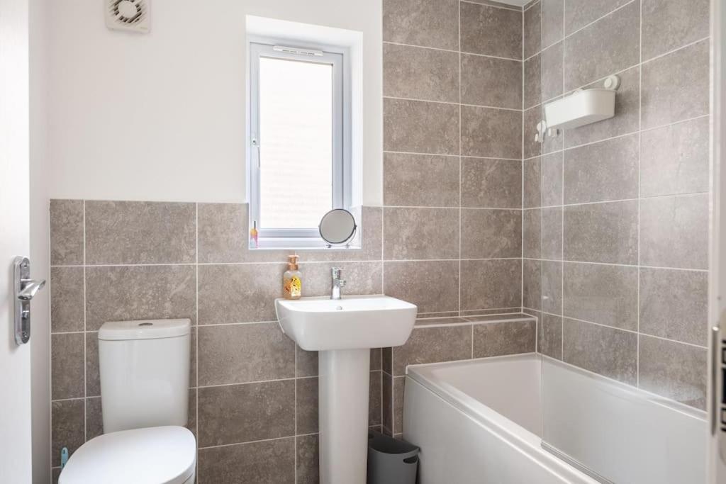 Cosy 3 Bed Near Beaches, Cardiff & Brecon Beacons Coity Exterior photo